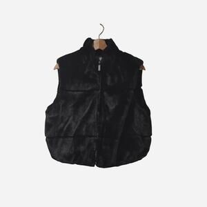 Black faux fur vest #fauxfur #winteraccessories